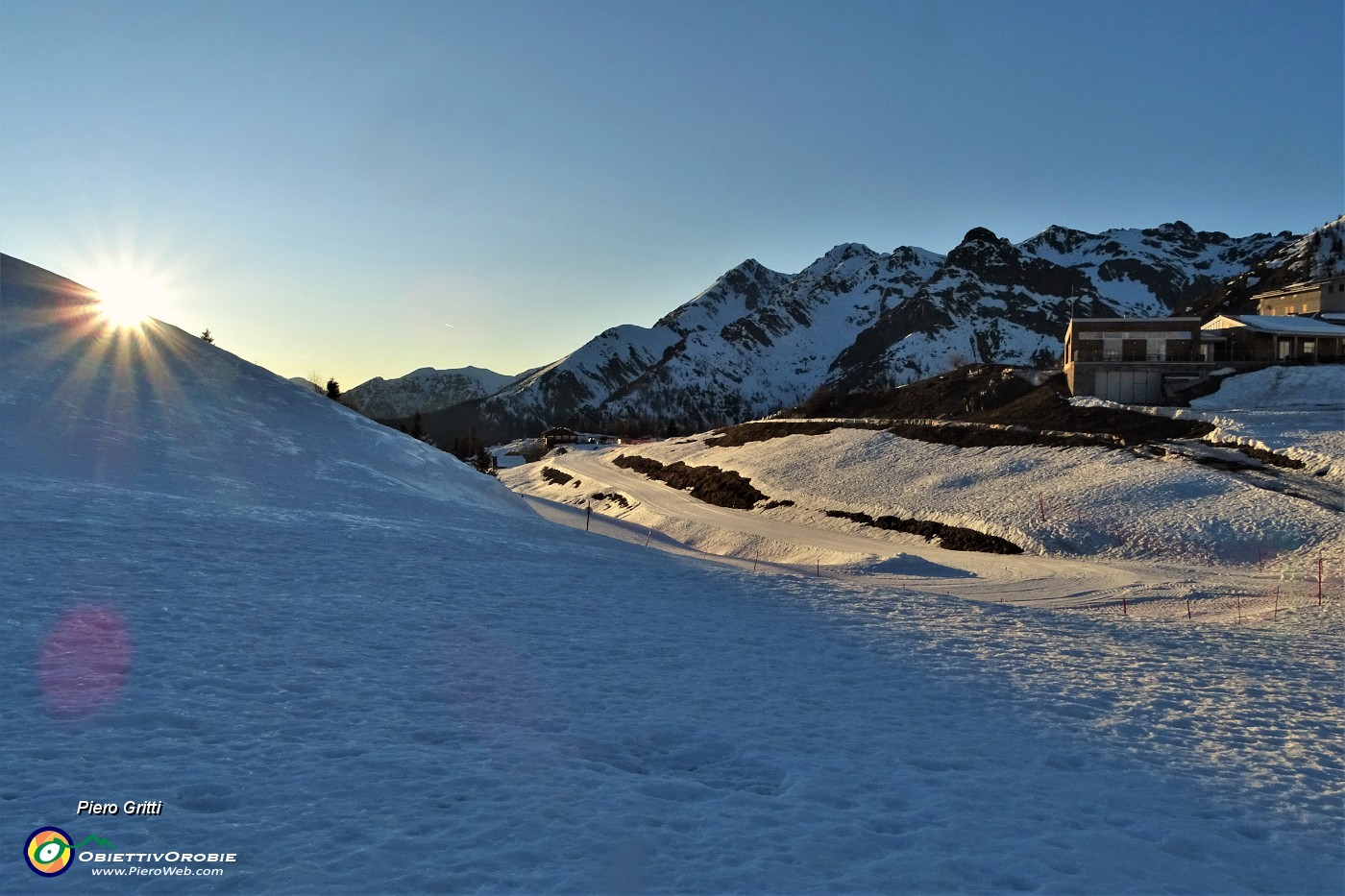 80 Tramonta il sole sulle nevi dei Piani dell'Avaro.JPG -                                